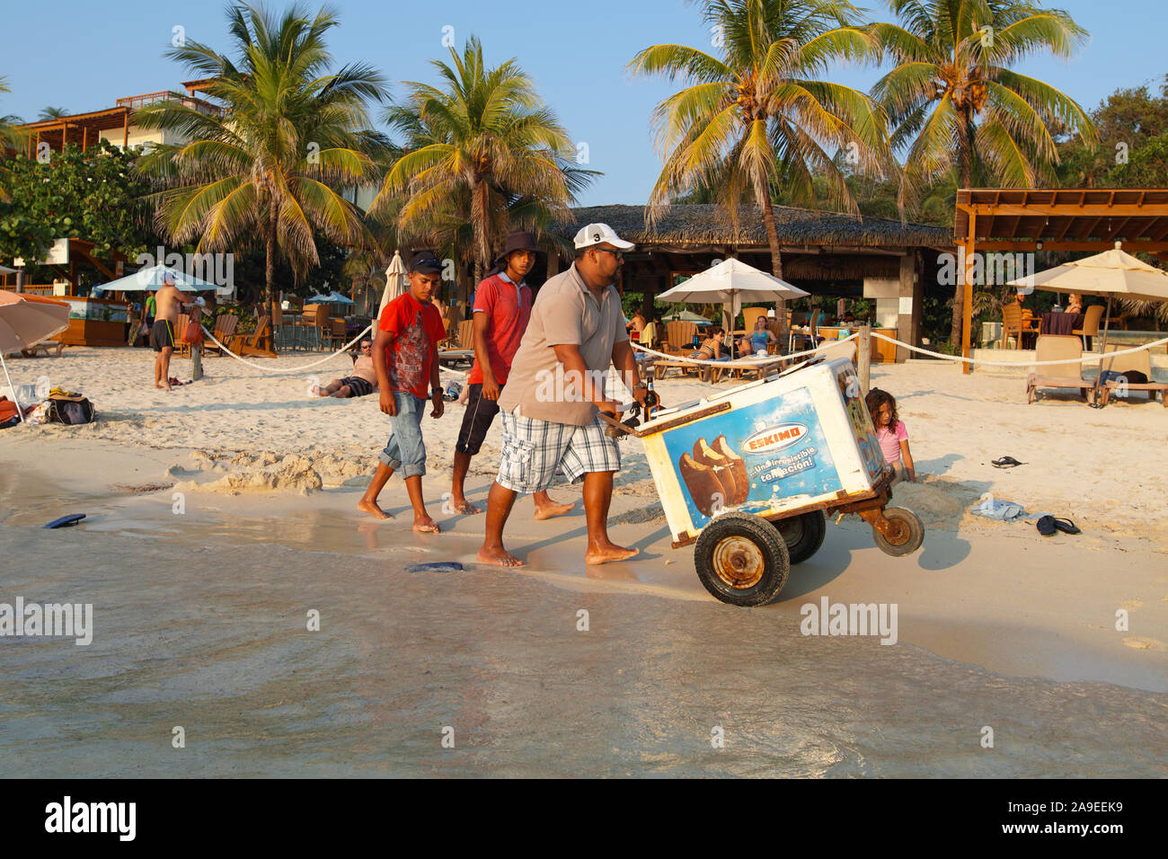 April 14, 2019 - Ein Eis Anbieter verläuft entlang der West Bay Beach auf der Insel Roatan, Honduras. Stockfoto April 14, 2019 - Ein Eis Anbieter verläuft entlang der West Bay Beach auf der Insel Roatan, Honduras. Stockfoto