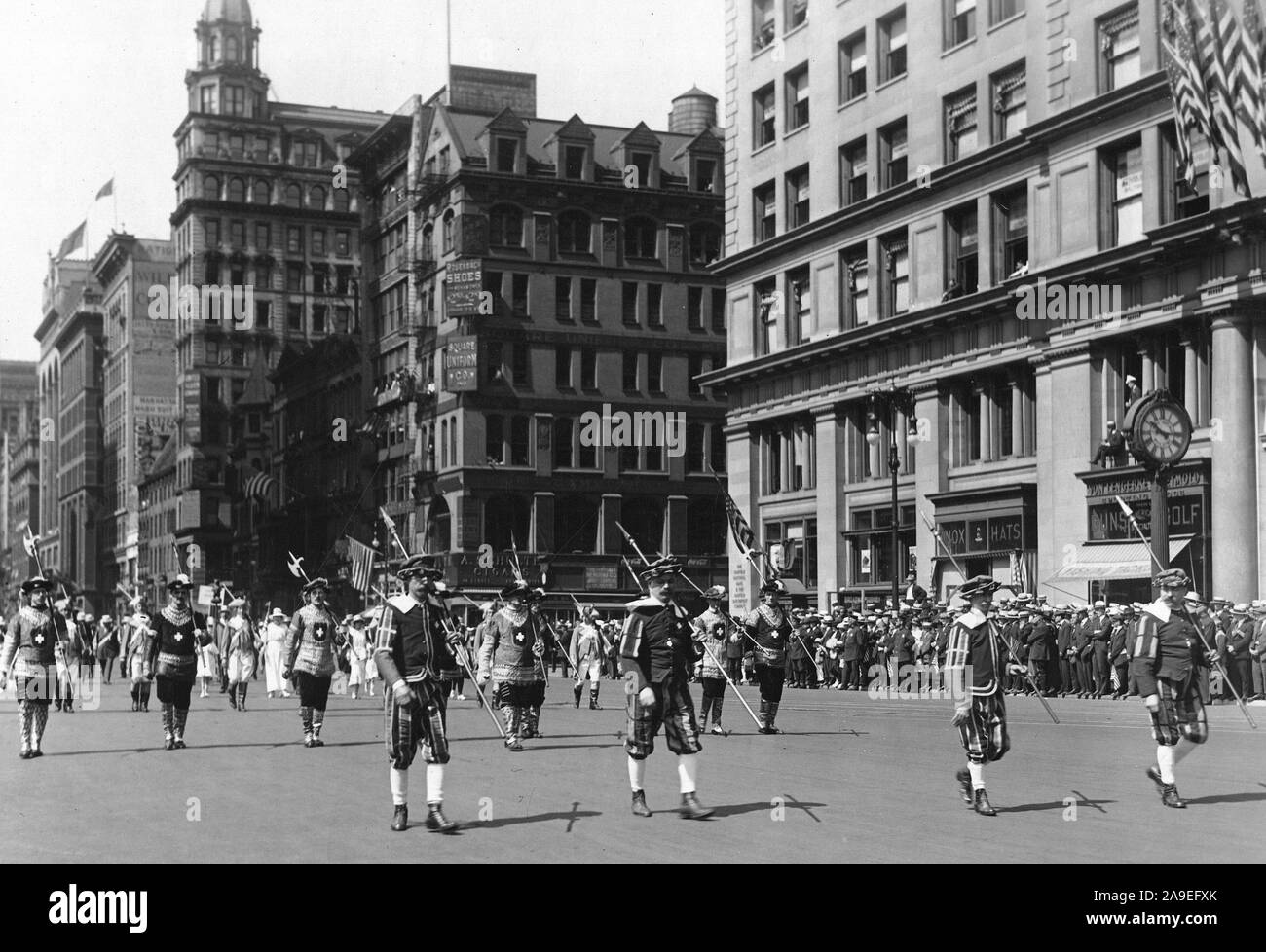 Tag der Unabhängigkeit, 1918 - loyaler Amerikaner der Schweizer Extraktion im Viertel der Juli Parade, NEW YORK marschieren, in Trachten sind in der Herrschaft von Louis XVI. Stockfoto
