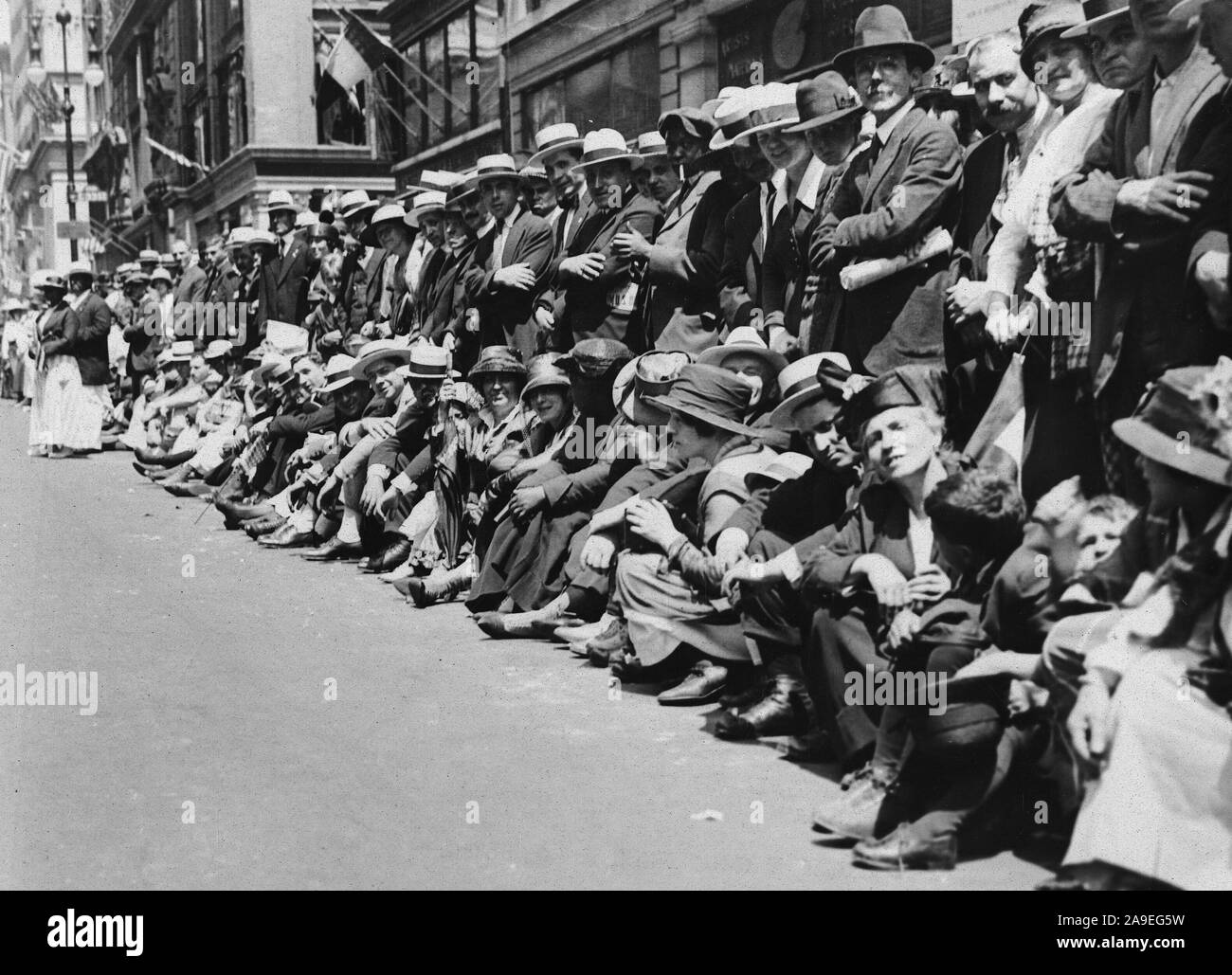 Tag der Unabhängigkeit, 1918 - 4. Juli Parade, 1918, NEW YORK, Größte am 4.Juli Parade in der Geschichte der Vereinigten Staaten gehalten auf der Fifth Avenue. Die erste Sitzreihe, die Bordsteine, sehnsüchtig von vielen Menschen, die Hell und früh kam das Monster am 4.Juli Parade auf der Fifth Avenue in New York City zu beobachten beschlagnahmt wurden. Stockfoto