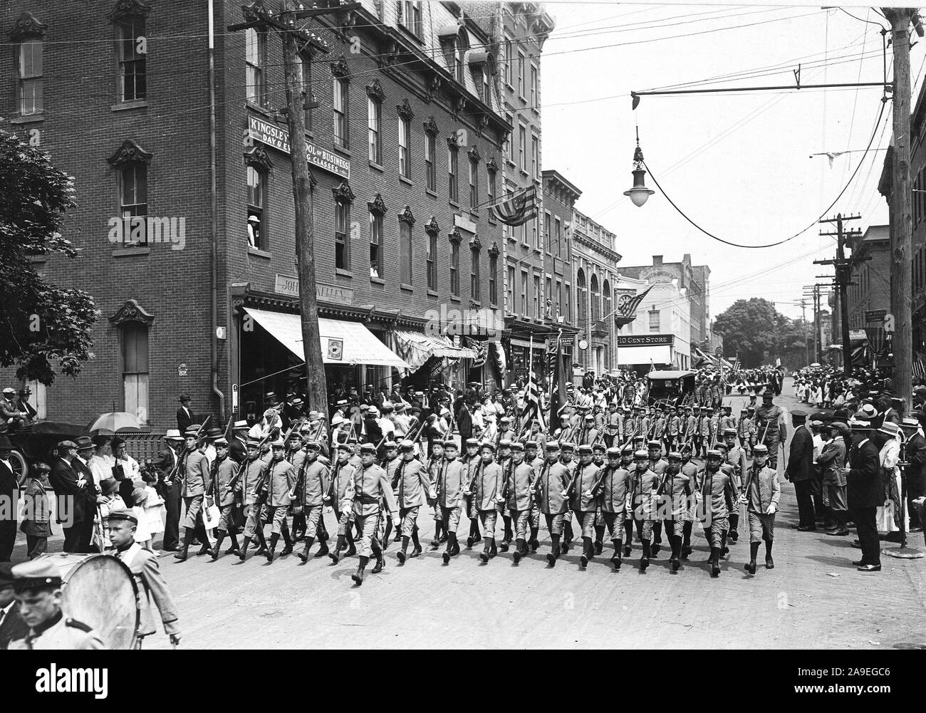 Zeremonien - Tag der Unabhängigkeit, 1917 - Jungen von St. Agnes Kloster Sparkill, N.Y. in Parade, 4. Juli 1917, Nyack, N.Y Stockfoto