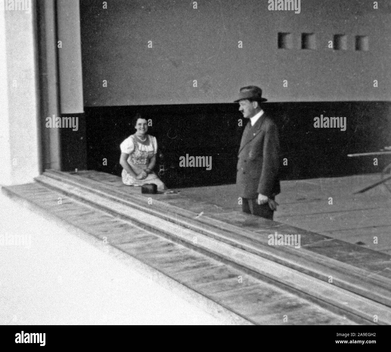 Eva Braun Collection (Album 3) - Mann und Frau im freien Ende der 1930er und frühen 1940er Jahren (man ist vielleicht Adolf Hitler) Stockfoto