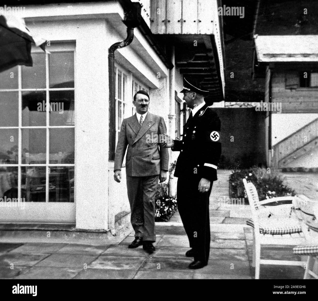 Eva Braun Collection (Album 3) - NS-Führer Adolf Hitler im Gespräch mit deutschen Offizier Ca. 1930s oder 1940s Stockfoto