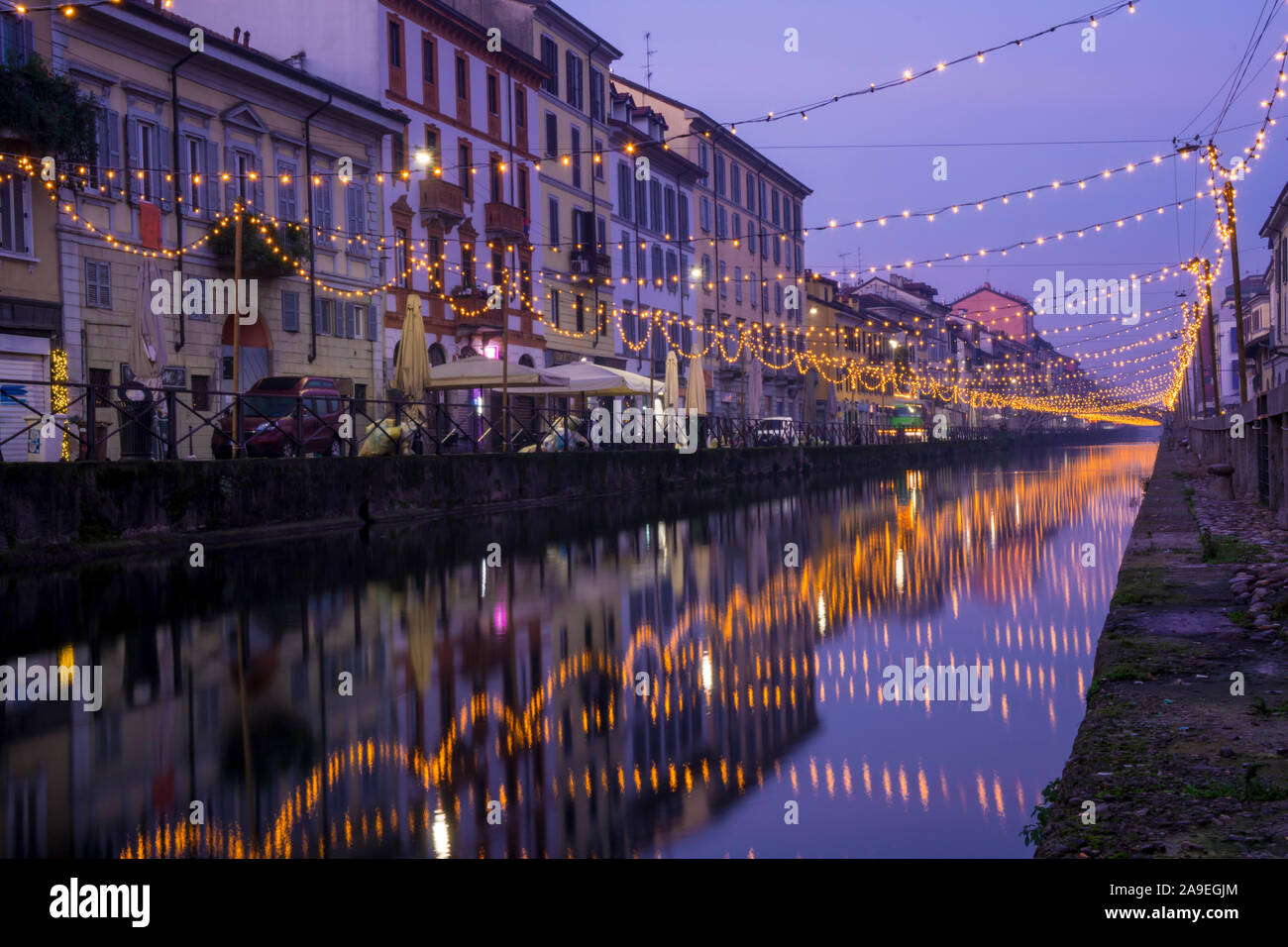 Nacht Blick auf Kanal Naviglio Grande Wasserstraße in Mailand, Italien. Weihnachtsbeleuchtung sind auf dem Wasser spiegelt. Stockfoto