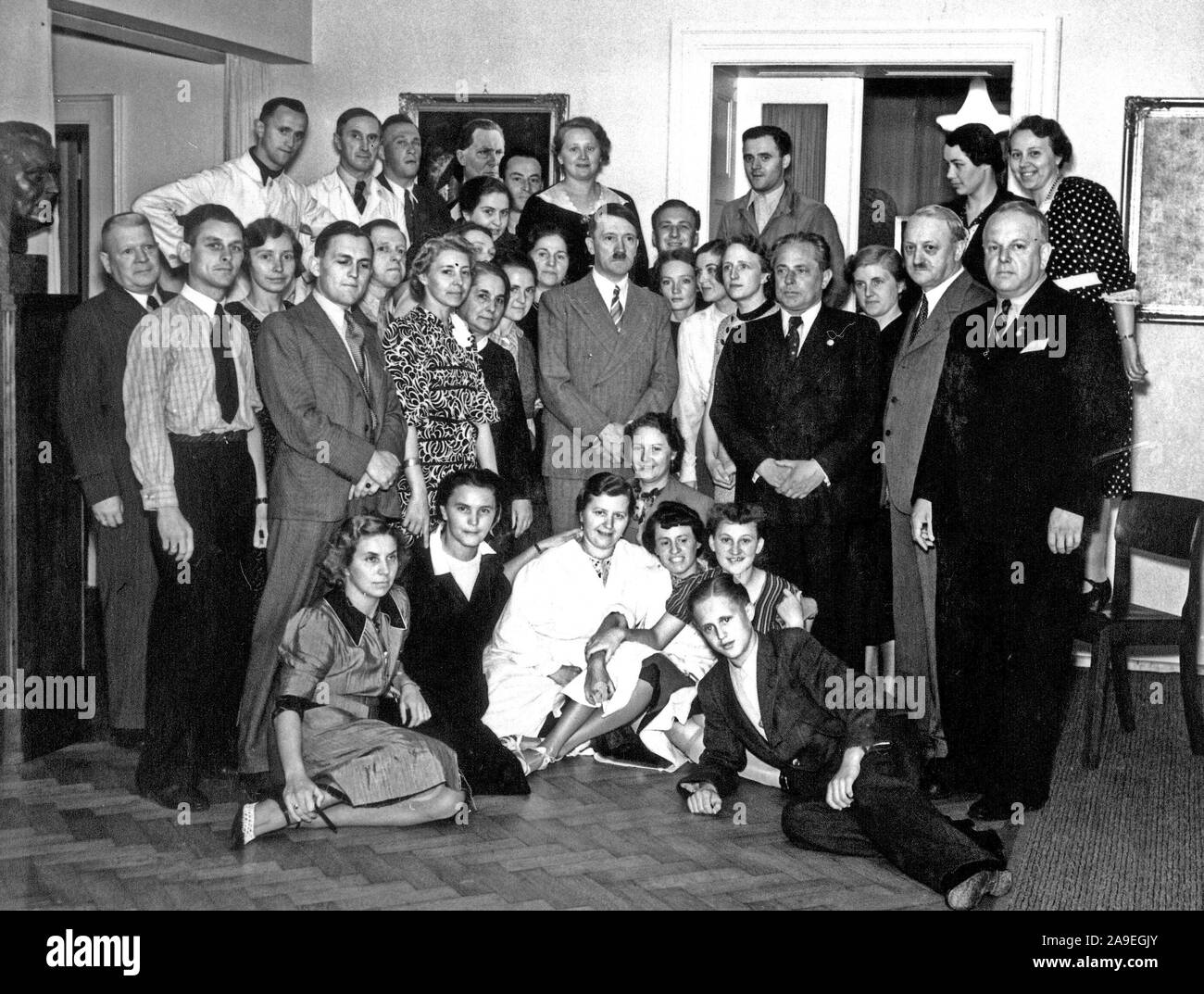 Eva Braun Collection (Album 5) - Hitler als Teil einer Gruppe portrait Ca. späten 1930er oder frühen 1940er Jahren (nicht in Uniform) Stockfoto