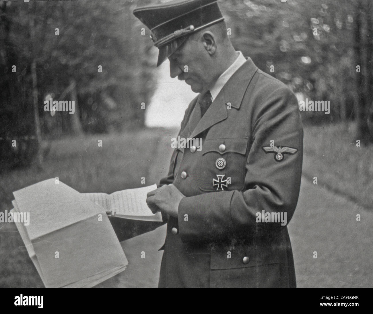 Eva Braun Sammlung (sedam) - Adolf Hitler auf der Suche über einige Papiere im Freien Ca. 1930s oder 1940s Stockfoto