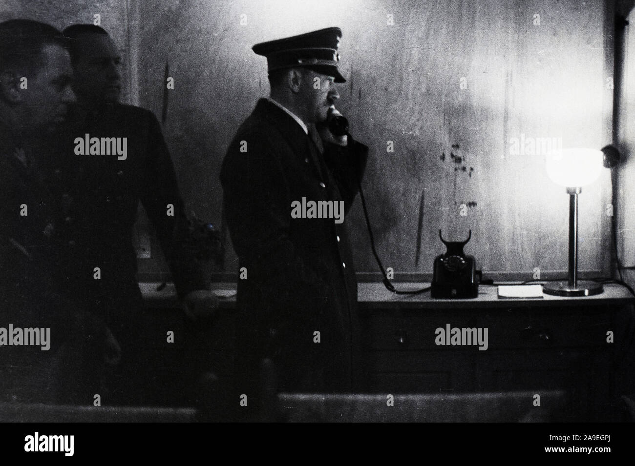 Eva Braun Sammlung (sedam) - Nazi Adolf Hitler sprechen am Telefon Ca. 1930s oder 1940s Stockfoto
