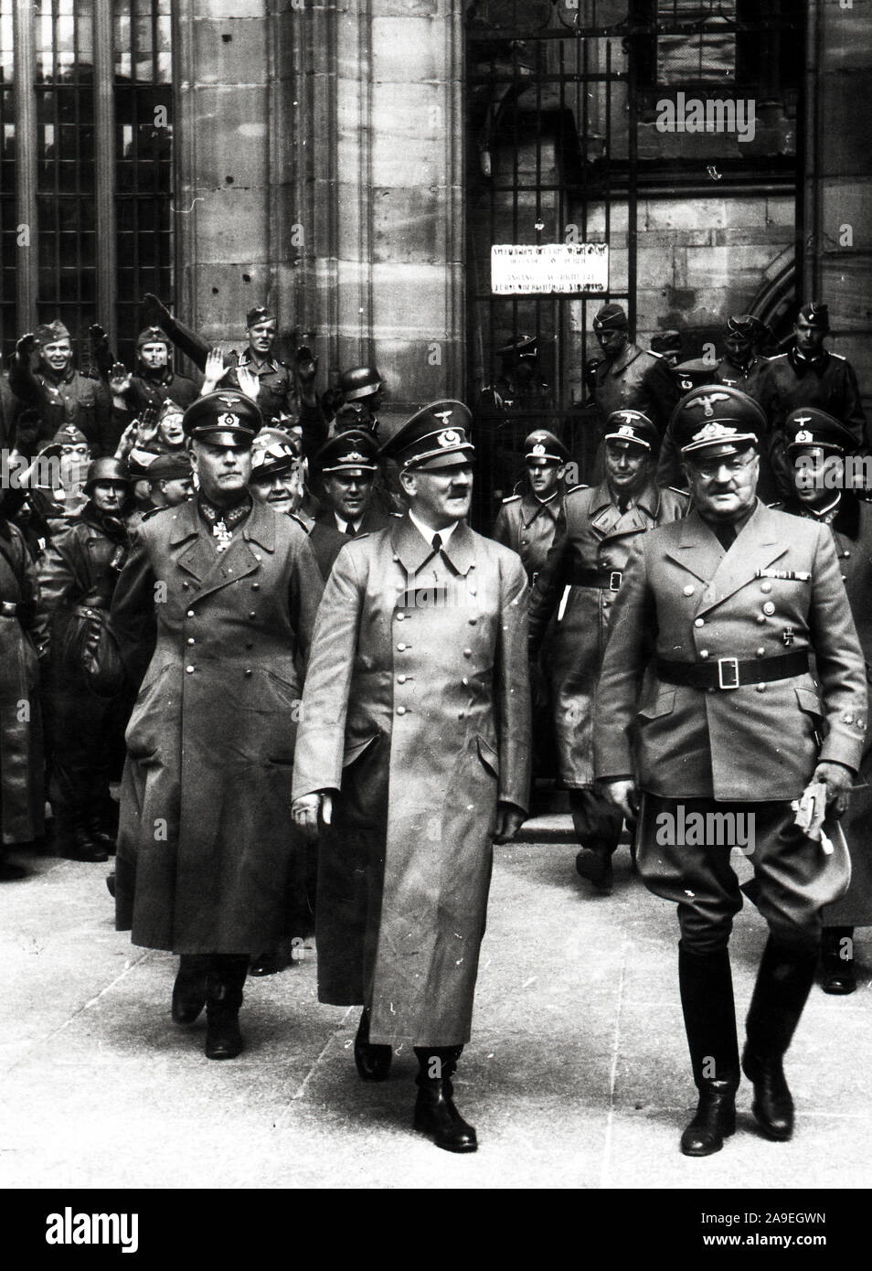Eva Braun Sammlung (ossam) - Adolf Hitler in Uniform mit deutschen Soldaten oder Offiziere Ca. 1930s oder 1940s Stockfoto