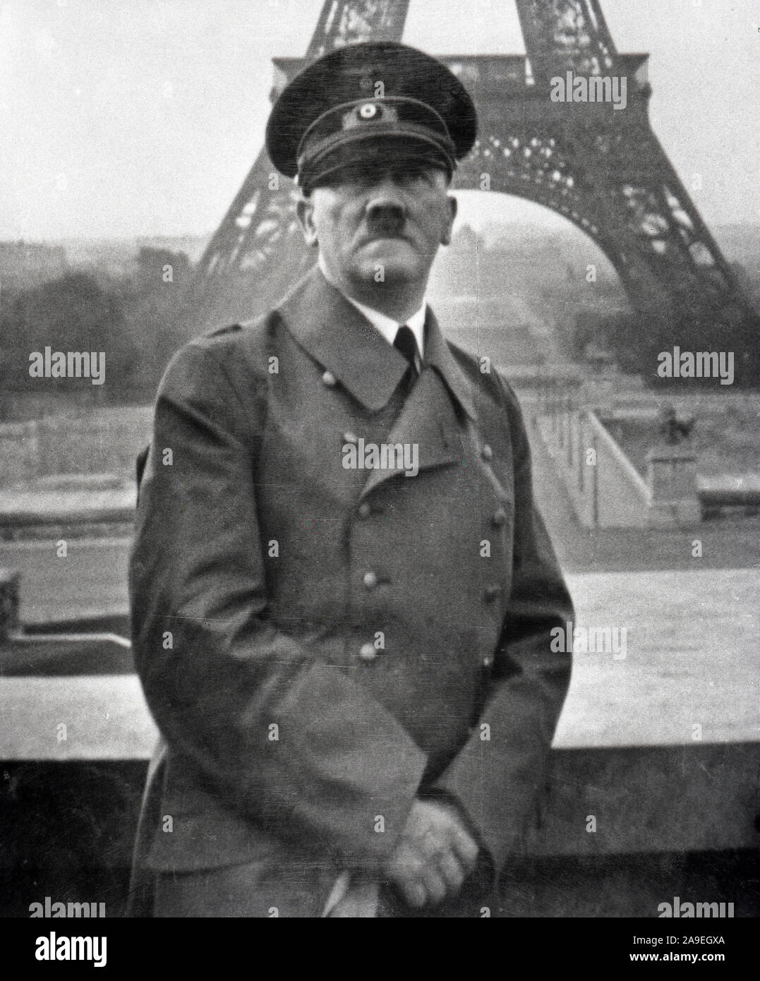 Eva Braun Sammlung (ossam) - Adolf Hitler vor dem Eiffelturm in Paris Ca. 1930s oder 1940s Stockfoto