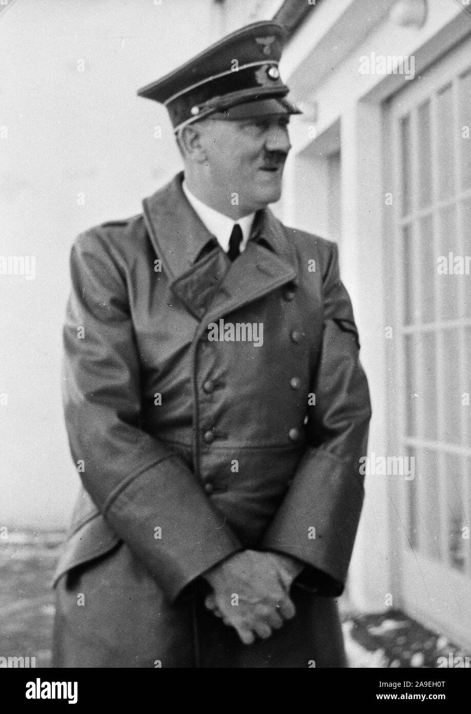 Eva Braun Sammlung (ossam) - Adolf Hitler tragen Fell draußen Ca. 1930s oder 1940s Stockfoto