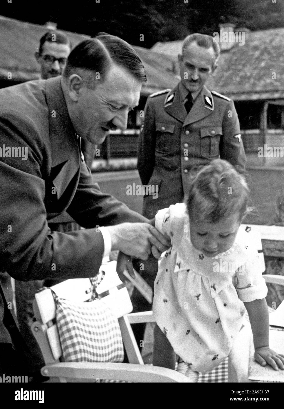 Eva Braun Sammlung (ossam) - Adolf Hitler und ein kleines Mädchen namens Uschi Schneider Ca. späten 1930er oder frühen 40er Jahren (Adolf Hitler und Urslula Schneider) Stockfoto