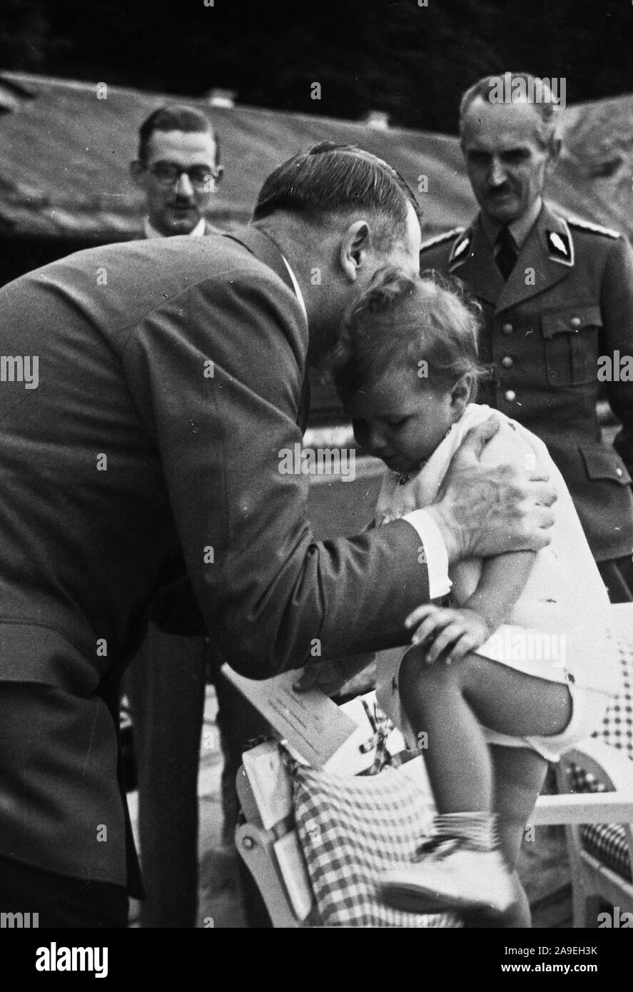 Eva Braun Sammlung (ossam) - Adolf Hitler und ein kleines Mädchen namens Uschi Schneider Ca. späten 1930er oder frühen 40er Jahren (Adolf Hitler und Urslula Schneider) Stockfoto