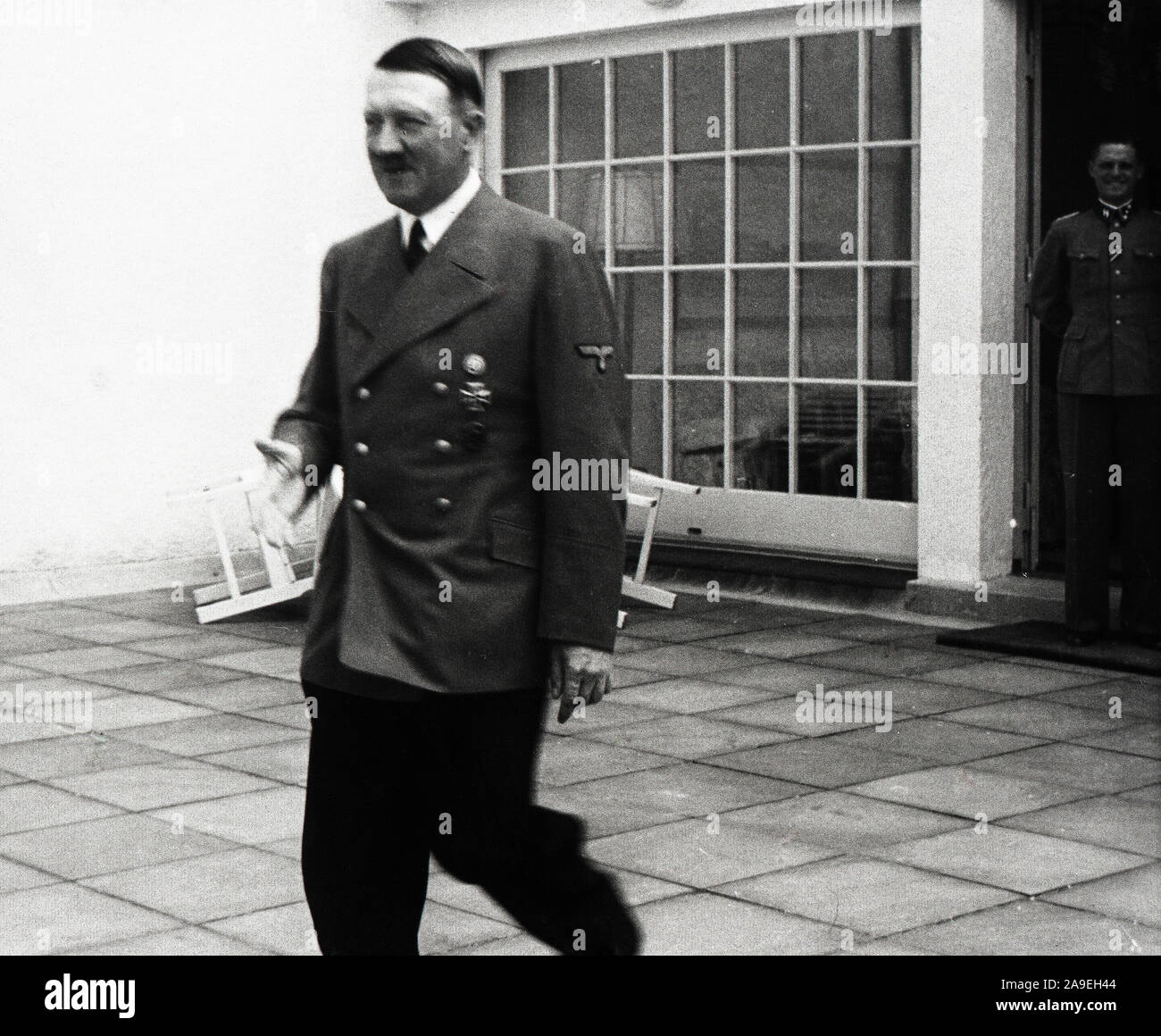 Eva Braun Sammlung (ossam) - Adolf Hitler zu Fuss bis jemand draußen begrüßen kann. 1930 s oder 1940 s Stockfoto