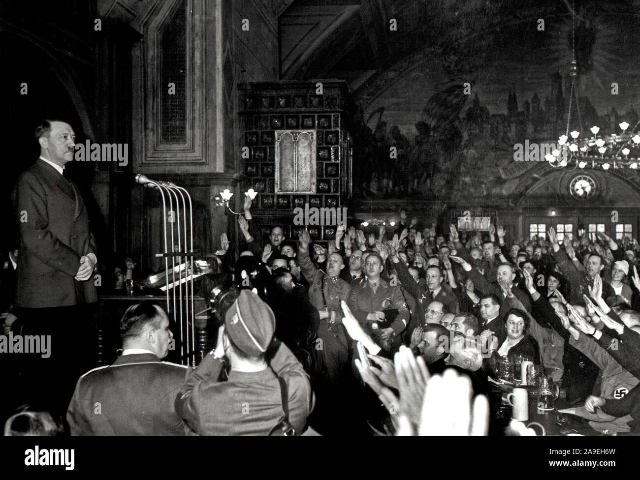 Eva Braun Sammlung (Devet) - Adolf Hitler, begrüßten Am ein Nazi Party Veranstaltung kann. Möglicherweise 1941 Stockfoto