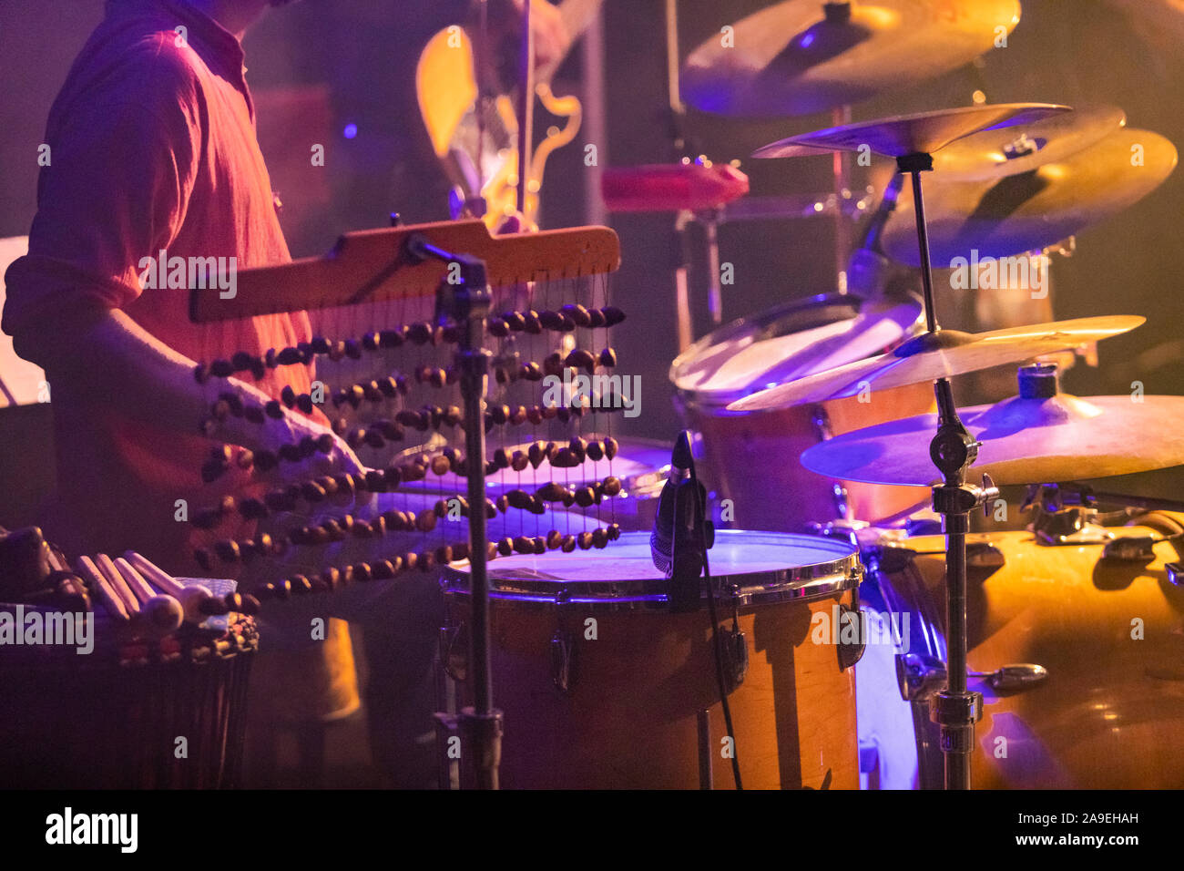 Fusion der kulturellen und modernen Musik. Drummer Schlagzeug auf der Bühne, am Schlagzeug Drum Zubehör schließen Stockfoto