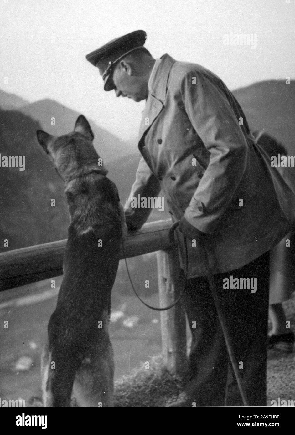 Eva Braun Sammlung (trinaest) - Adolf Hitler mit seinem Deutschen Schäferhund Ca. 1930s oder 1940s Stockfoto