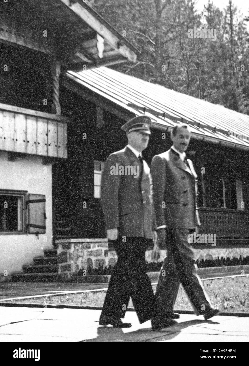 Eva Braun Sammlung (trinaest) - Adolf Hitler zu Fuß mit einem nicht identifizierten Mann draußen Ca. 1930s oder 1940s Stockfoto