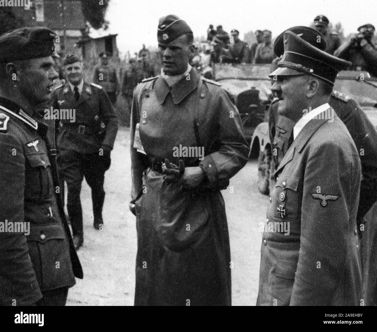 Eva Braun Sammlung (trinaest) - Adolf Hitler im Gespräch mit Soldaten Ca. 1930s oder 1940s Stockfoto
