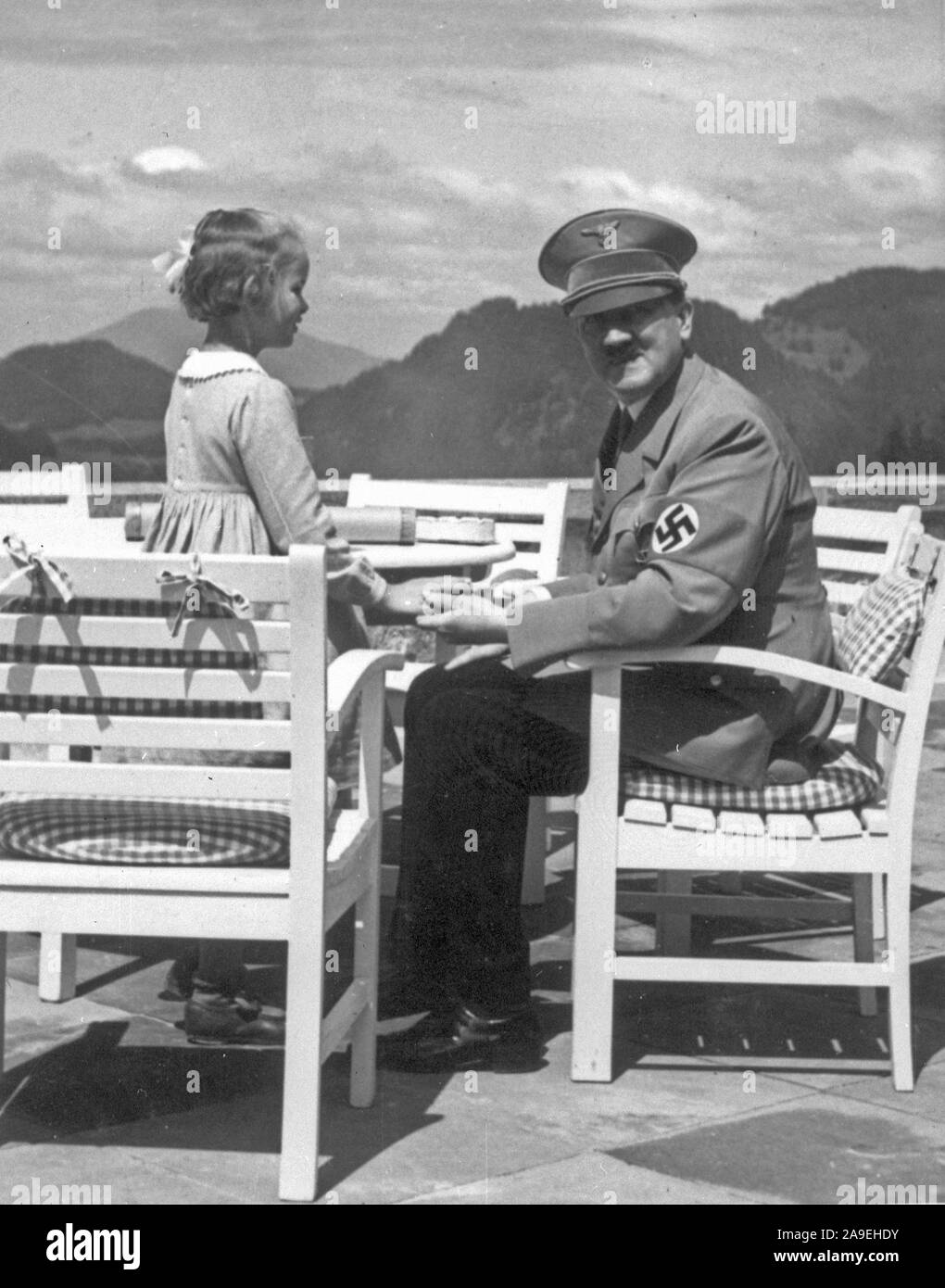 Eva Braun Sammlung (dvadvadaset) - Adolf Hitler mit kleinen Mädchen Ca. 1930s oder 1940s Stockfoto