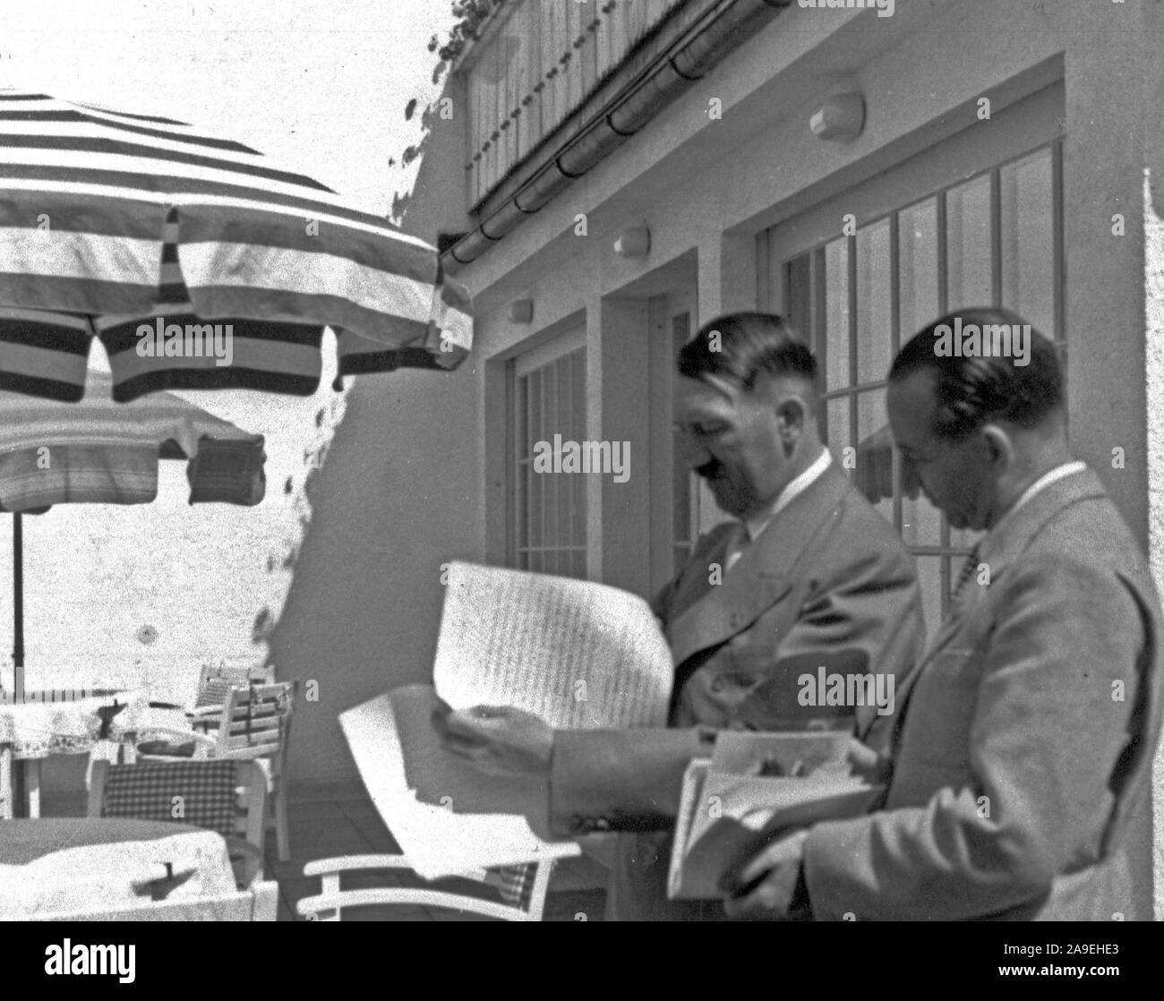 Eva Braun Sammlung (dvadvadaset) - Adolf Hitler lesen kann. Sommer 1936 Stockfoto