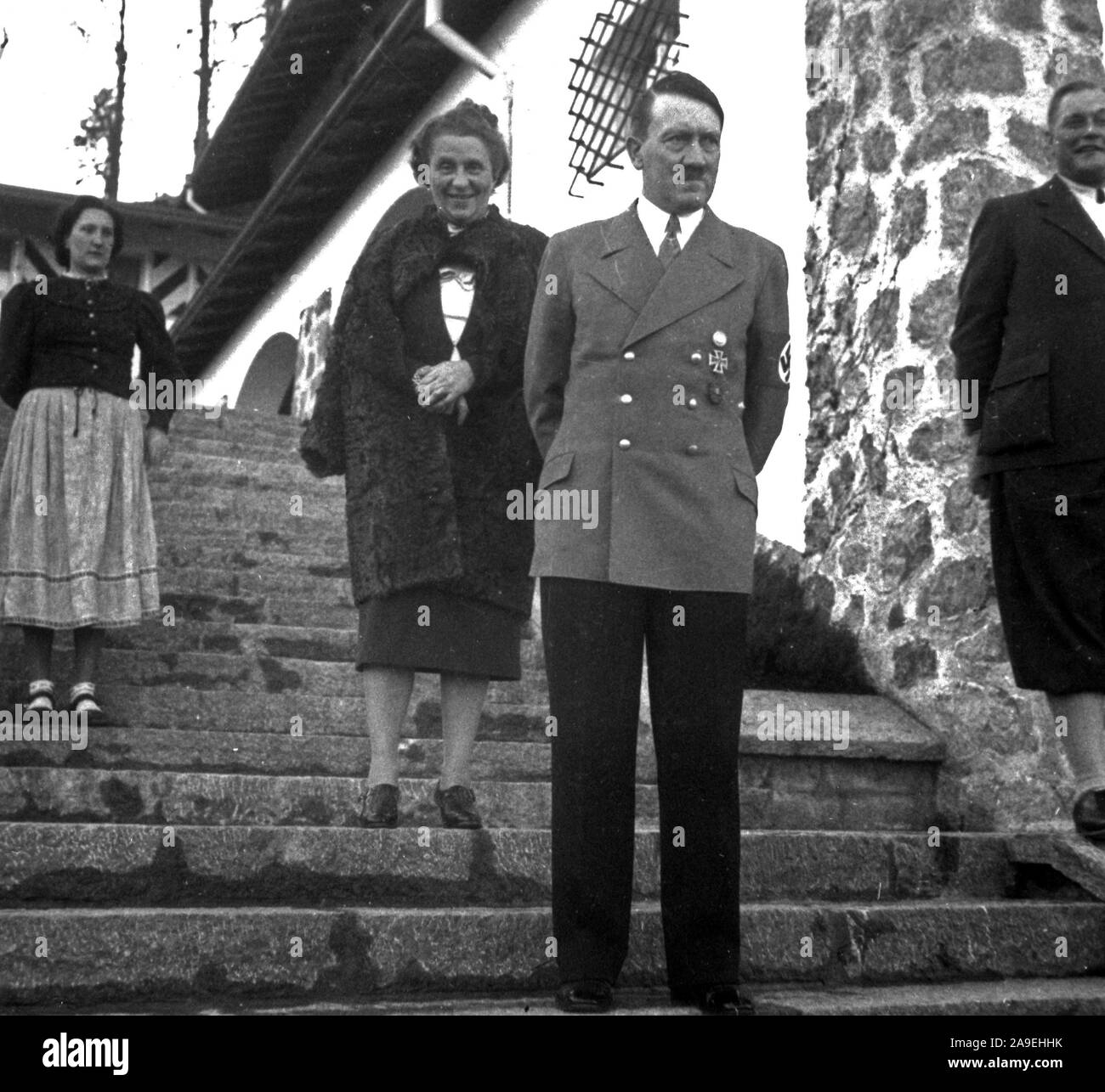 Eva Braun Sammlung (Dvadeset ossam) - Adolf Hitler stand auf der Treppe Ca. 1930s oder 1940s Stockfoto