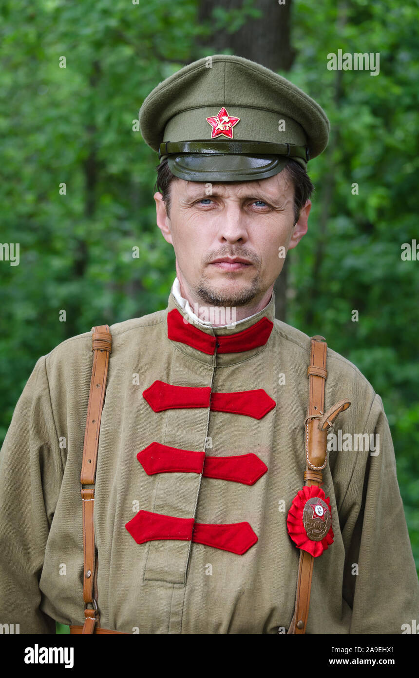 Rekonstruktion der Ereignisse des Bürgerkriegs in Rußland, der Kommandant der Roten Armee vor der Schlacht. Russland, Belgorod, 19. Mai 2018 Stockfoto