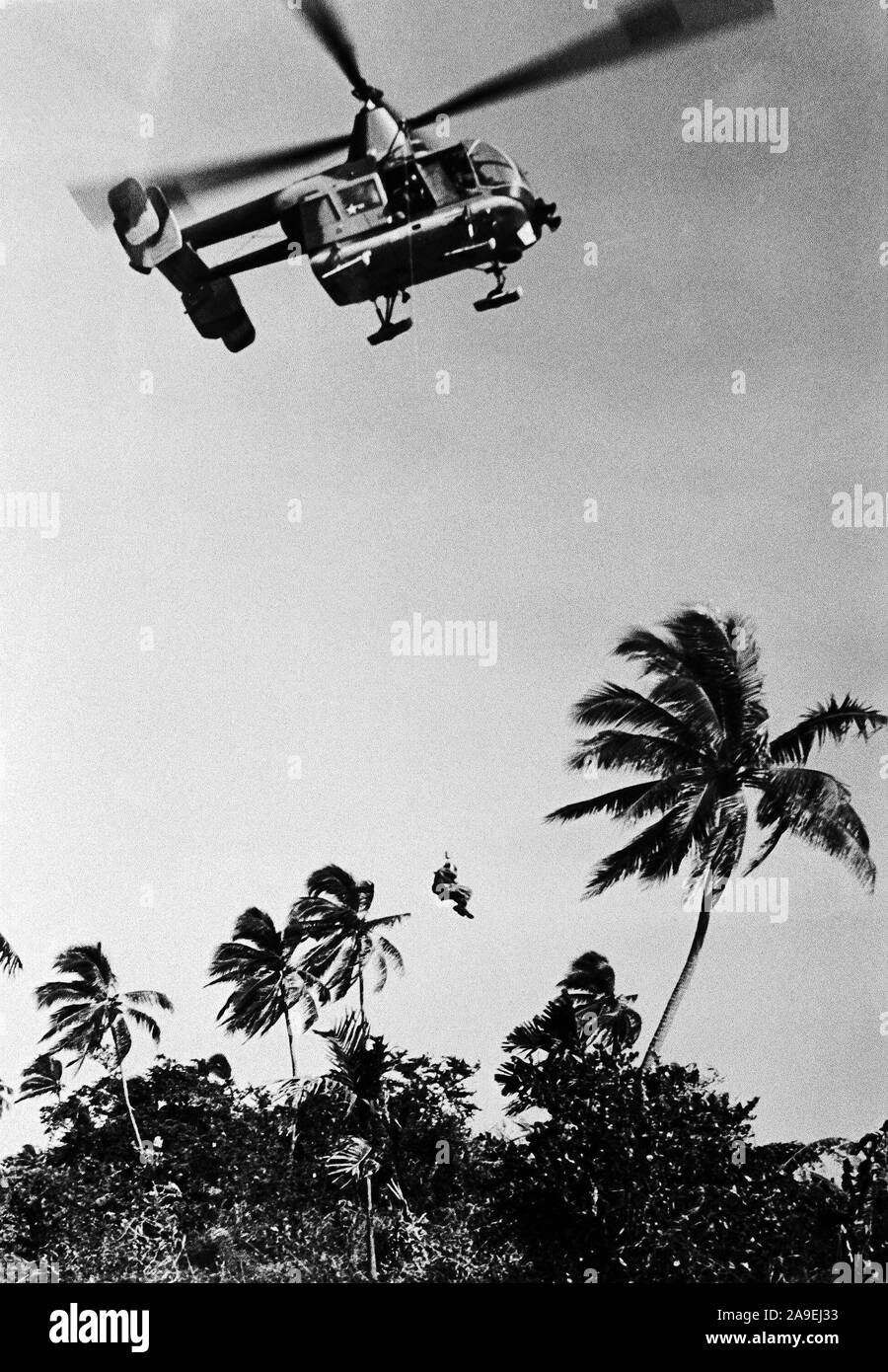 Ein Hubschrauber HH-43 Pedro (Huskie) wird verwendet, um einen abgestürzten Flieger aus einem feindlichen befallenen Dschungel in Südost-Asien zu retten. Stockfoto