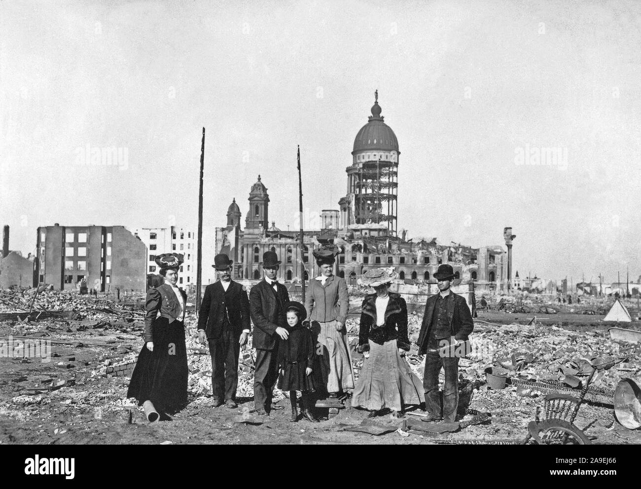 Eine kleine Gruppe von San Franciscos steht jetzt in Trümmern, wo 308 Van Ness Avenue stand. Im Hintergrund ist, was der Stadt Halle. Am 18. April 1906 um 5:15 Uhr ein Beben von 8,25 auf der Richter-skala San Francisco getroffen. Größere Zerstörungen kam von den Bränden danach. Die Stadt brannte für drei Tage. Stockfoto