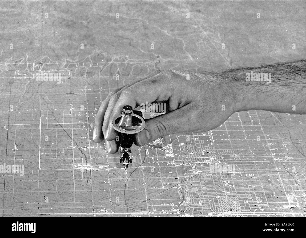 1957 - Durchführen der Farbseparation Anreißen der Kultur trennen eines USGS topografische Karte mit einem Stichel schwenken. Stockfoto