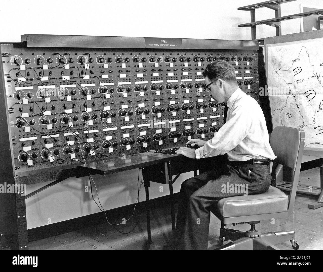 1957 - USGS Mitarbeiter betreibt einen elektrischen Umfrage Net Einsteller (ESVG). Die ESNA war für die Anpassung der Ebenen und Verfahren verwendet. Stockfoto
