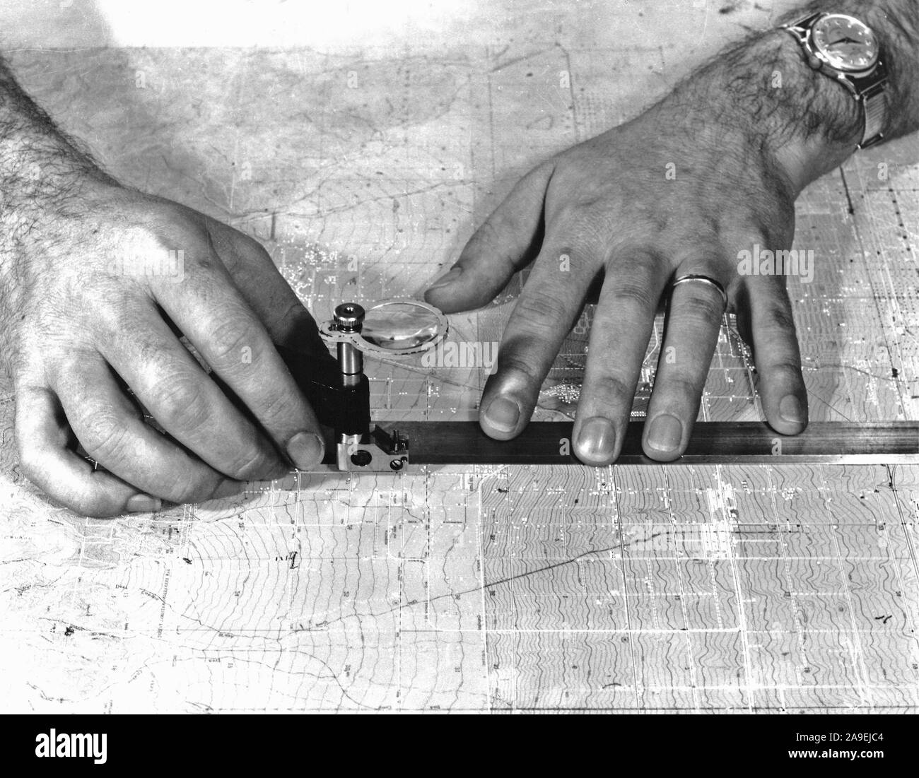 1957 - Mit einem schwenkbaren Stichel mit einer geraden Kante eine Straße Schreiber auf die Kultur der Platte von einer topographischen Karte zu. Stockfoto