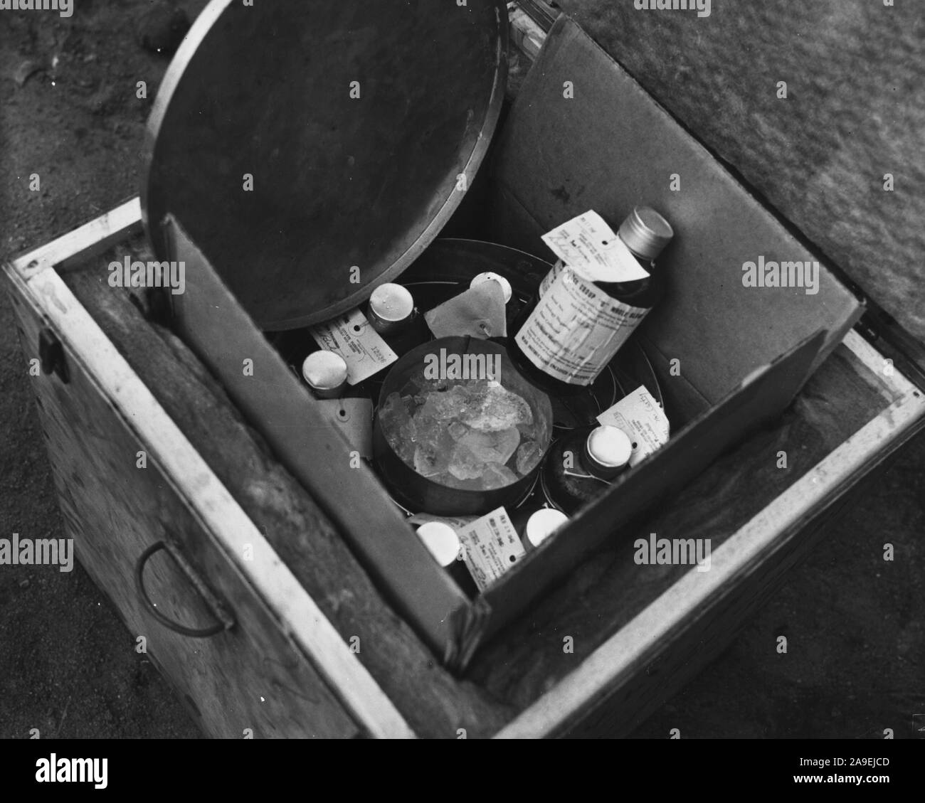 Wie Blut wurde für die Verwendung auf Iwo Jima verpackt, um Eimer mit Eis und die Namen der Spender auf dem Blut Packs. Stockfoto