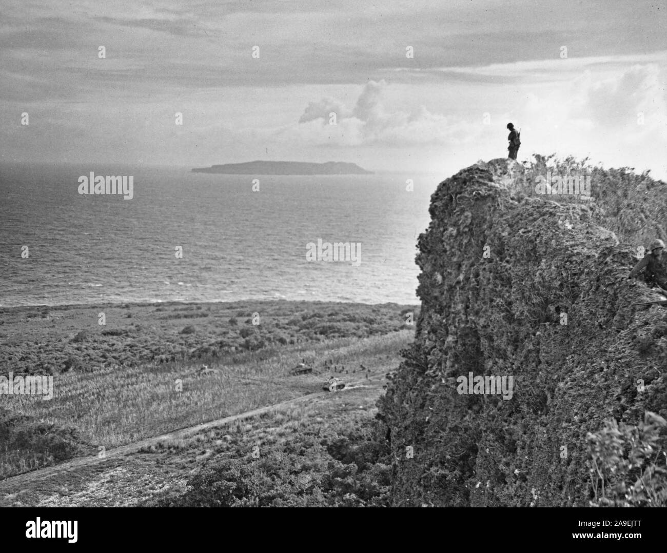 Marnies schauen Sie auf Tanks und Kameraden, wie sie die letzte Phase der Aufwischen Operationen auf Tinian Watch Stockfoto