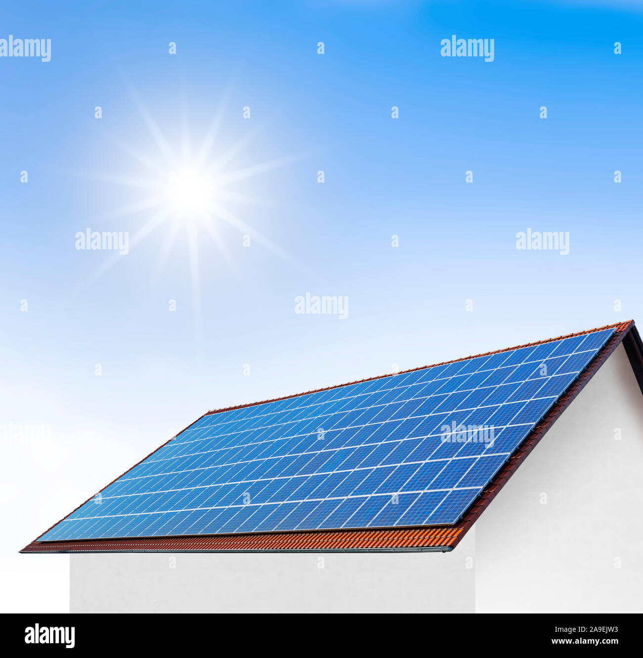 Sonnenkollektoren auf dem Hausdach Stockfoto