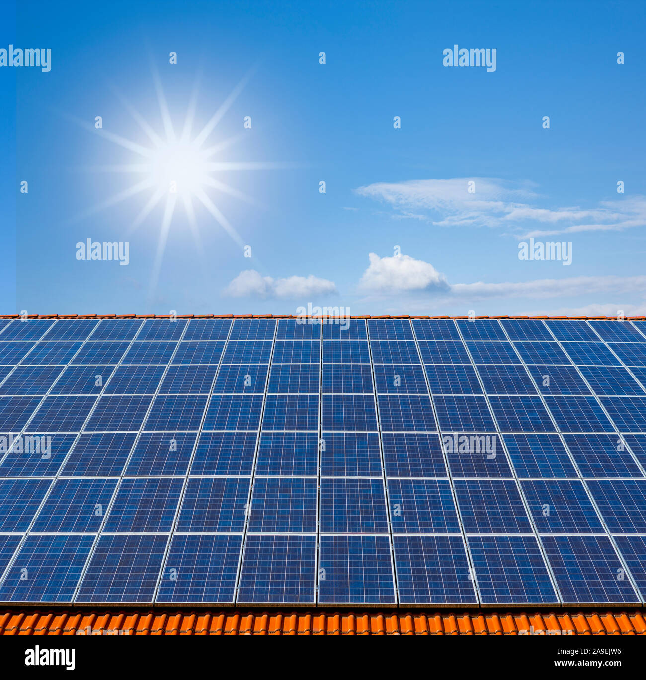 Sonnenkollektoren auf dem Hausdach Stockfoto