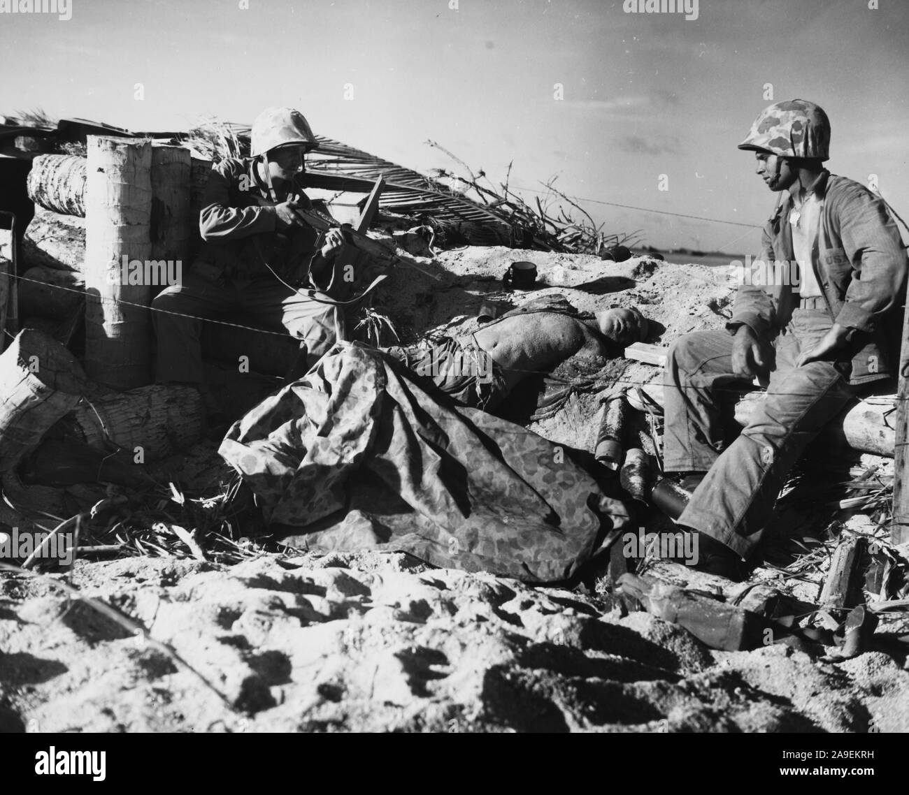 Zwei marines Pose mit einem toten Japaner in der Schlacht um Tarawa Stockfoto
