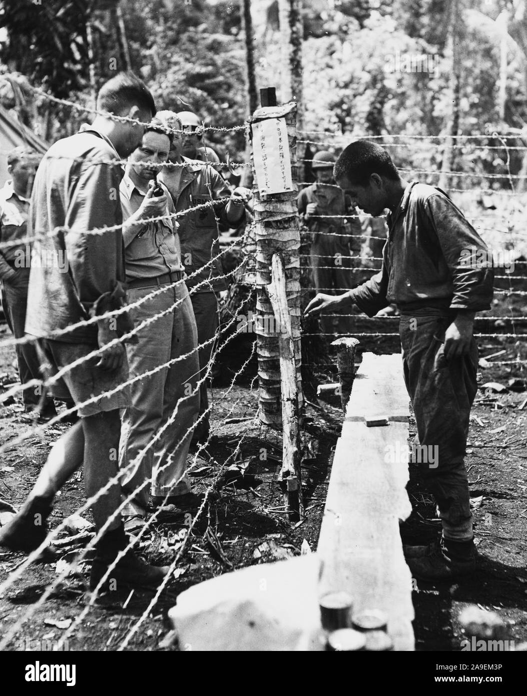 Marine intelligence Offiziere der Marine zweite Abteilung Frage gefangener Erfassen von Marines 6. division. South Pacific Theater des Krieges. Stockfoto