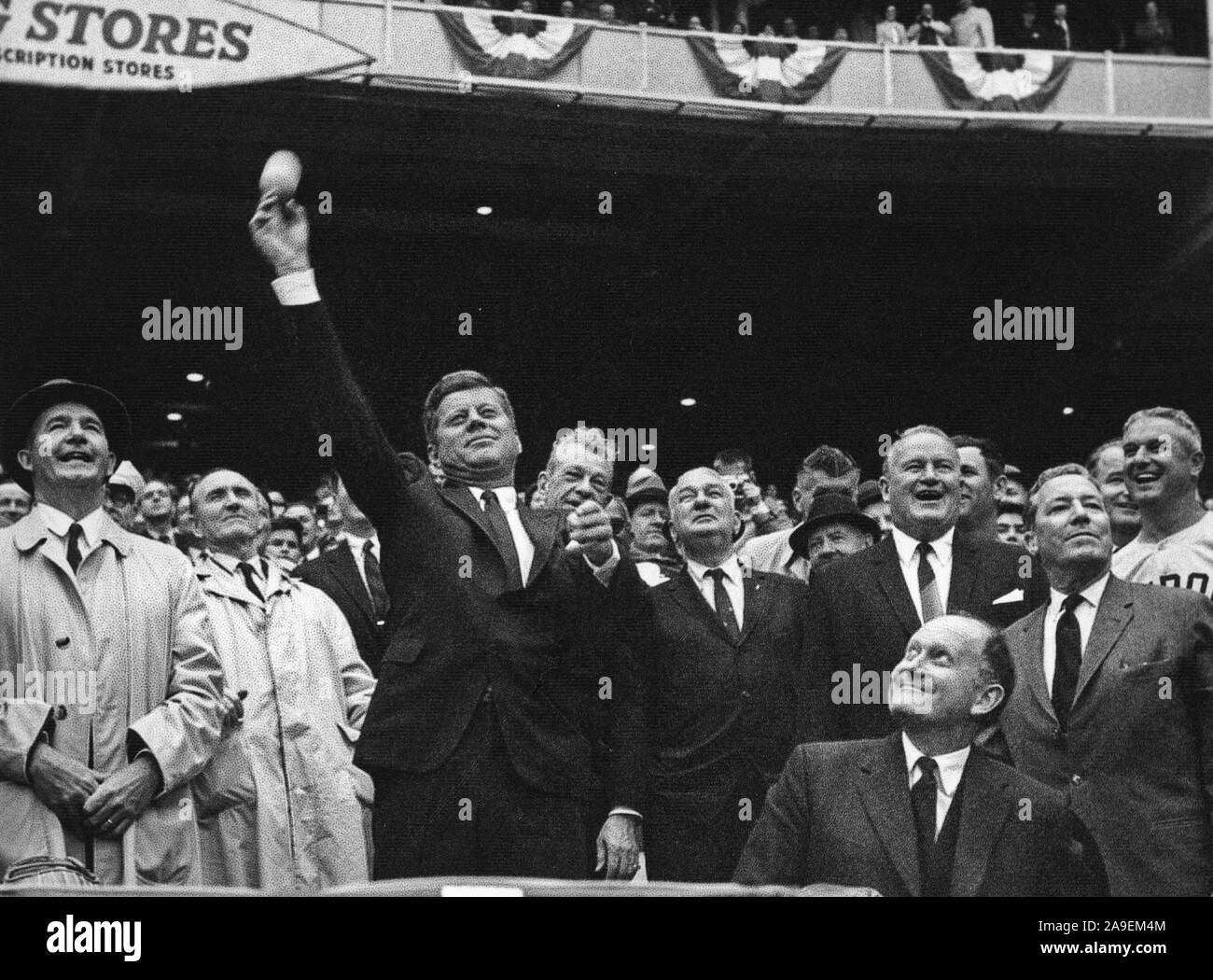 John F. Kennedy bei einem Baseballspiel im April 1962 - Tag der Eröffnung, die Baseball Saison 1962, 2:00 Uhr. Stockfoto