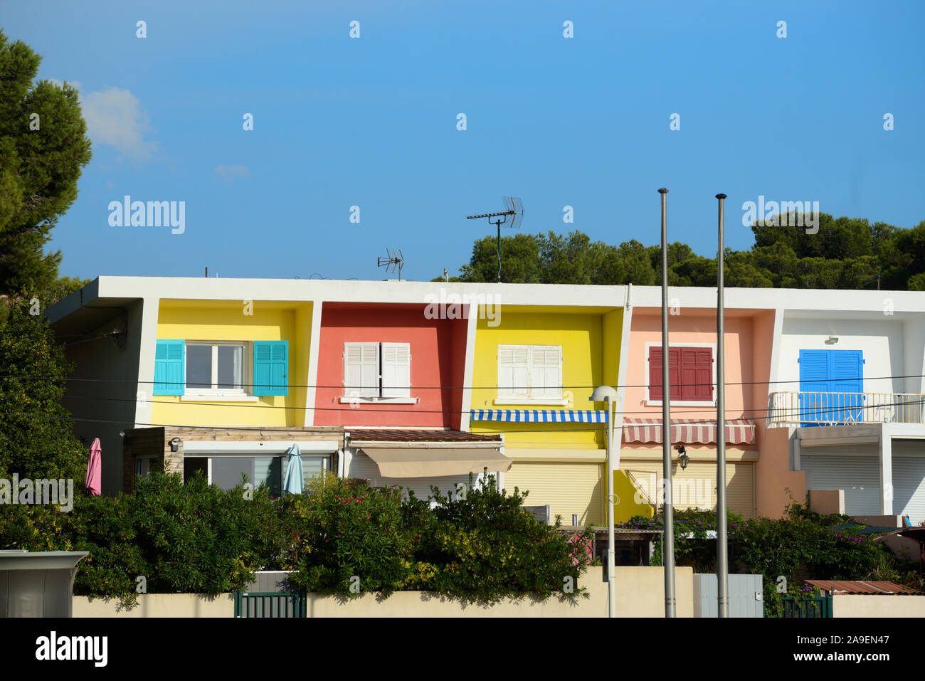 Bunte Ferienwohnungen, Wohnungen, Appartements oder Häuser an der Küste bei Carro Martigues Provence Frankreich Stockfoto