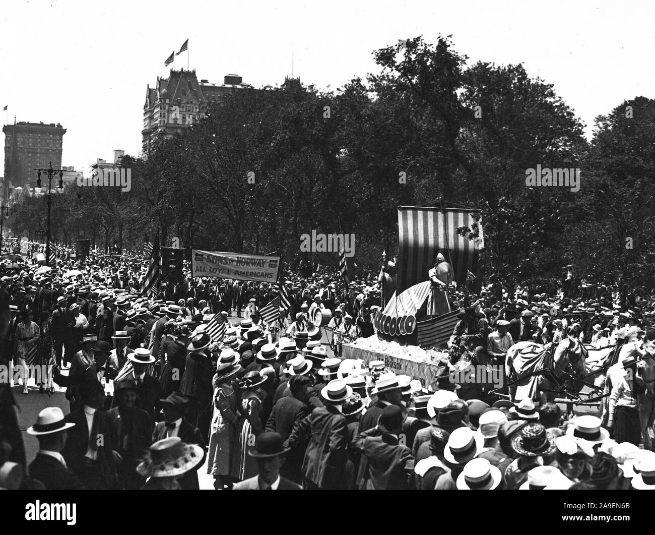 Zeremonien - Tag der Unabhängigkeit, 1918 - Independence Day Parade, New York City. Blick hinunter auf der Suche Fifth Avenue, Norwegischer Schwimmer Stockfoto