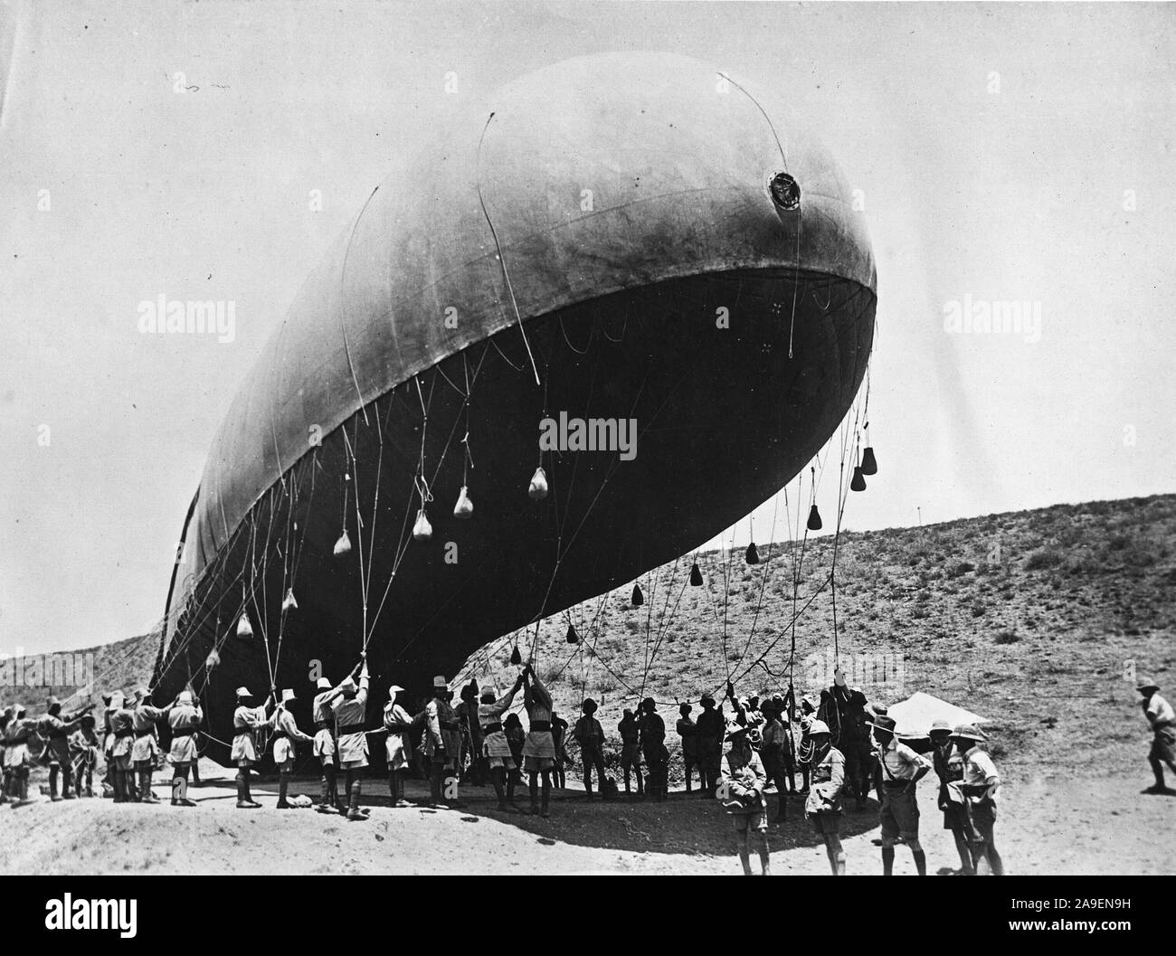 Britische Beobachtung Luftballon zu machen ein Aufstieg in Mesopotamien. Ein Ballon Unternehmen freigeben, einen Ballon aus der Liegeplätze. Mit Ausnahme der Offiziere, die gesamte Crew ist der indischen Truppen gemacht Stockfoto