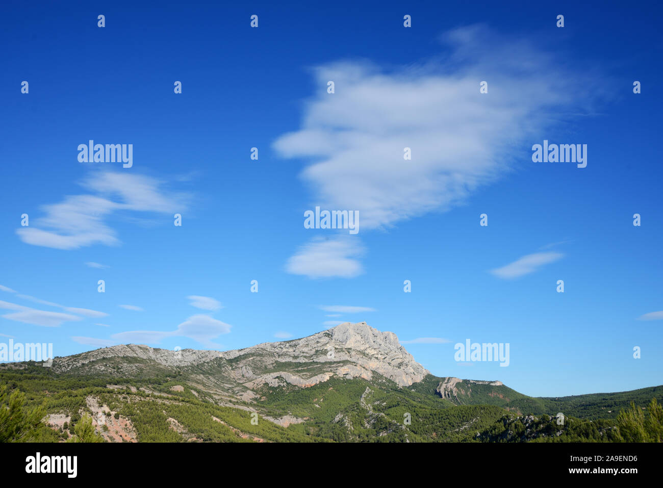 Panorama- oder Panoramablick auf den Mont Sainte-Victoire Berg in der Nähe von Aix-en-Provence Provence Frankreich Stockfoto