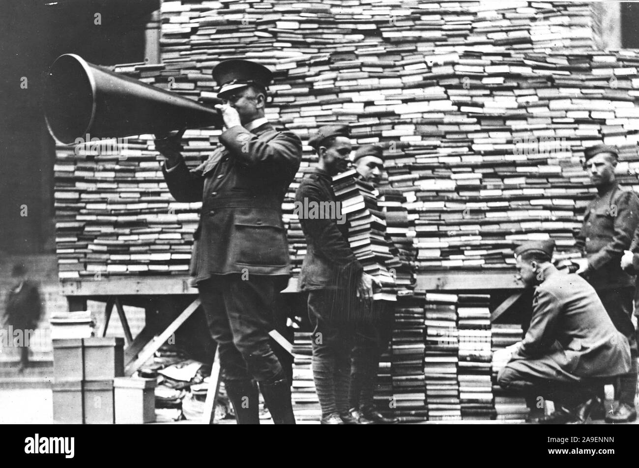 1918 - American Library Association - Kampagnen - A.L.A. Buchen Sie Kampagne. Szene vor der New York Public Library, New York City, N.Y Stockfoto