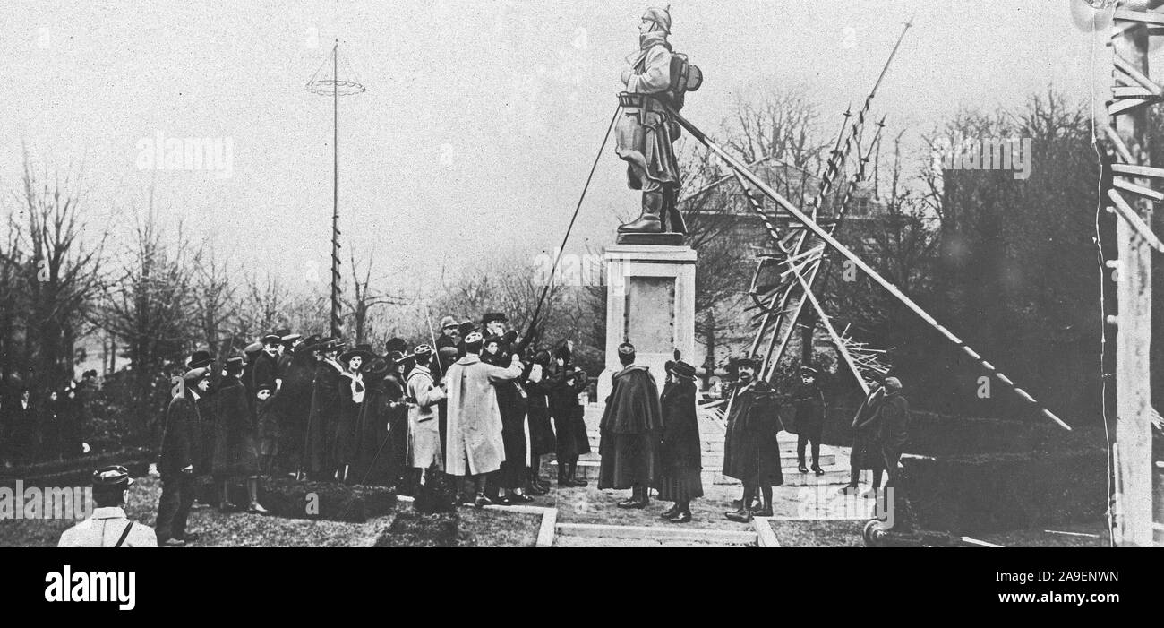 Bürger von Metz, jetzt im Besitz der alliierten Armeen der Besatzung, sind über die hölzerne Statue eines deutschen Soldaten zu ziehen Stockfoto