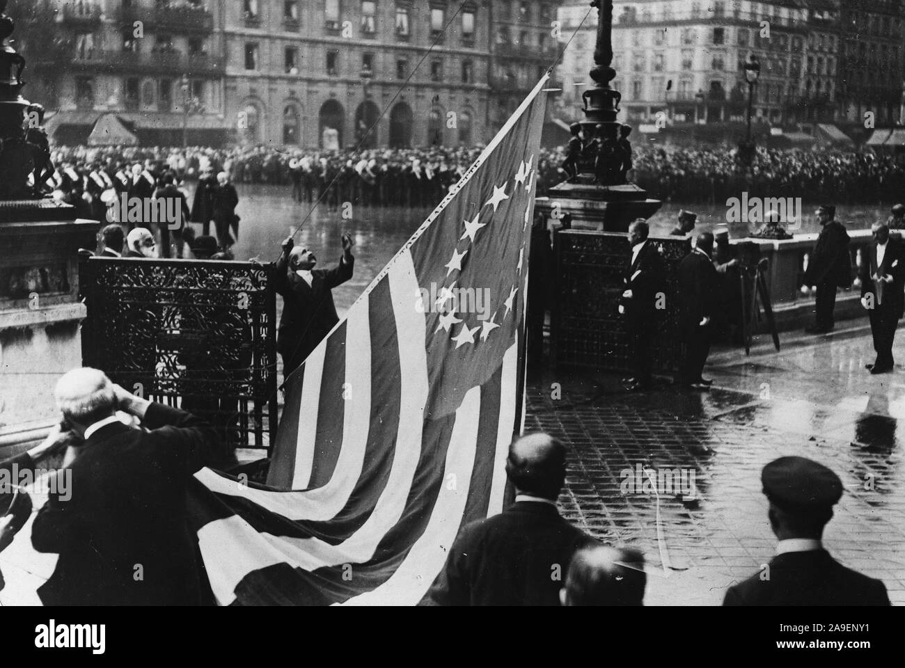 1917 - Frankreich - Anheben der Sterne und Streifen über dem Hotel de Ville in Paris, Frankreich, 1917. Die große Menschenmenge vor dem Hotel de Ville in Paris, Frankreich, 1917, wenn die Sterne und Streifen wurden in diesem Gebäude in Anwesenheit des Botschafters Scharfe, Brig gehisst. Gen. William H. Allaire, General Pershing. Die Flagge wurde mit den Namen von Washington und Lafayette eingeschrieben und wurde von der Stadt Philadelphia präsentiert. Die Fahne wurde eine Kopie der ursprünglichen Banner gemacht inPhiladelphia von Betsy Ross Stockfoto