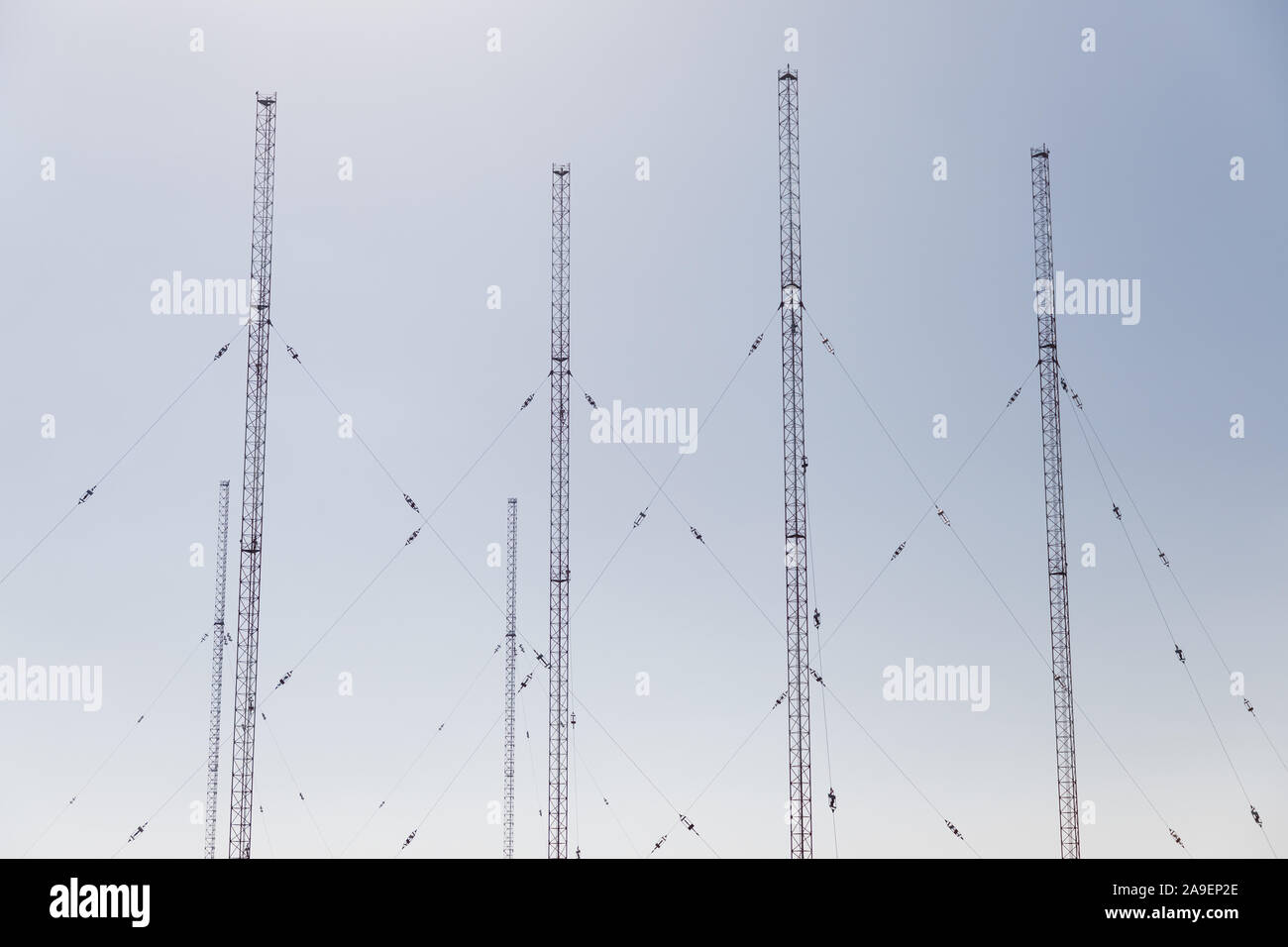 Der Sender auf dem Hintergrund der blauen Himmel Stockfoto