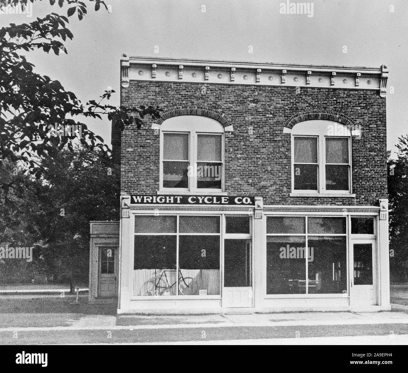 Nach einem kurzen Gastspiel in der Druckbranche, Orville und Wilbur Wright beschlossen, ein Fahrrad Shop gemeinsam in Dayton, Ohio zu öffnen. Dieses Foto zeigt den Wright Cycle shop, wie es im Jahr 1937 nach Greenfield Village in Dearborn, Michigan, dem Henry Ford Museum bewegt wird. Stockfoto