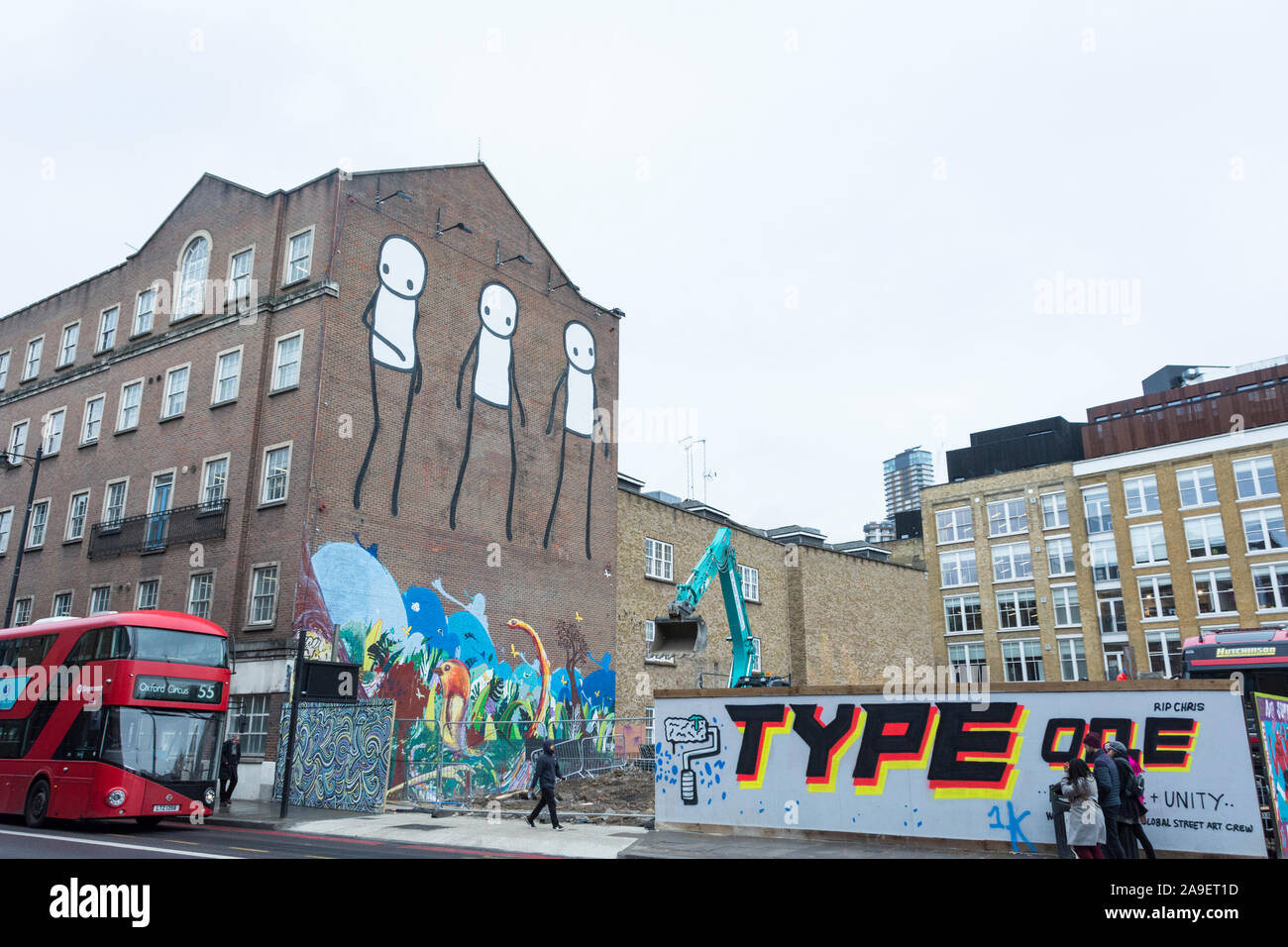 Stik's Stick Figuren auf der Seite des ehemaligen Shoreditch Social Center und der Roten Galerie, Rivington Street, London, EC2, Großbritannien Stockfoto