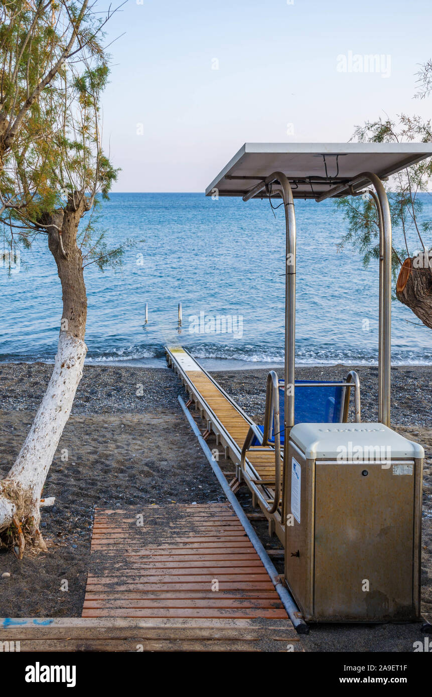 Strand Rollstuhl System, das den Zugang der Menschen zu dem Meer ohne ...