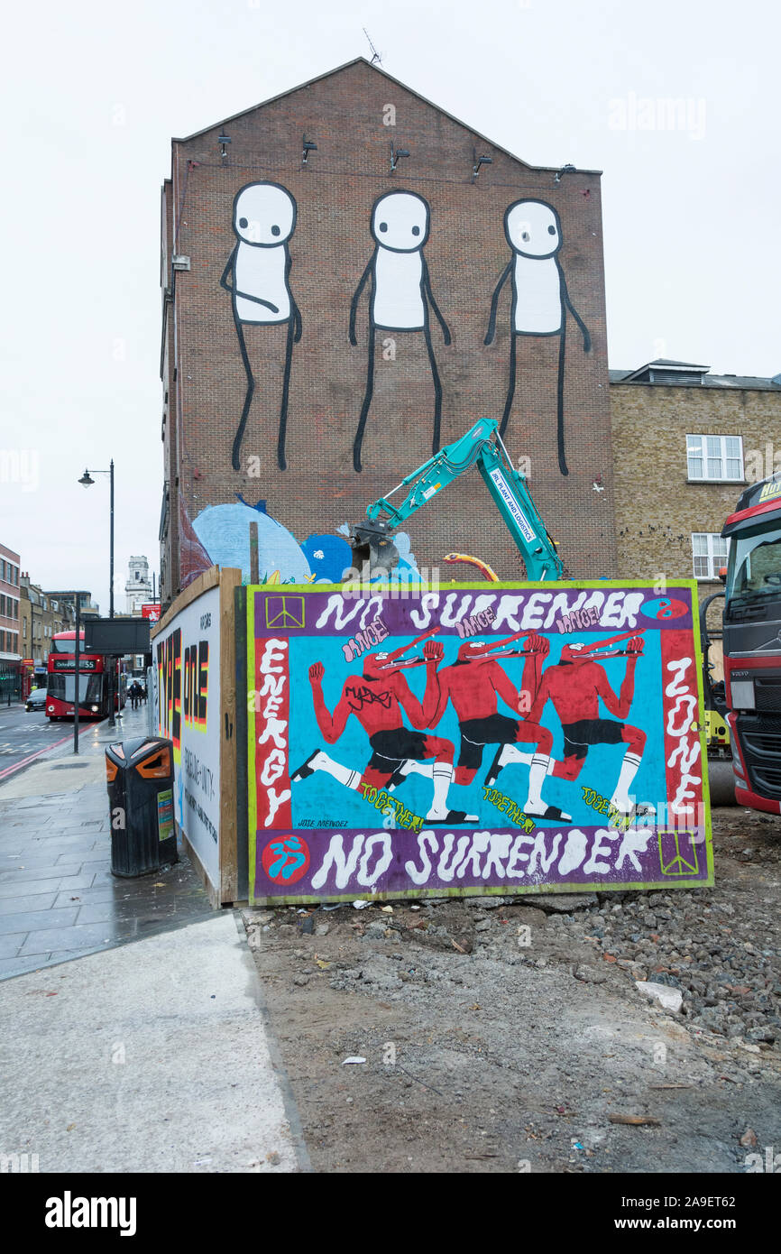 Stik's Stick Figuren auf der Seite des ehemaligen Shoreditch Social Center und der Roten Galerie, Rivington Street, London, EC2, Großbritannien Stockfoto