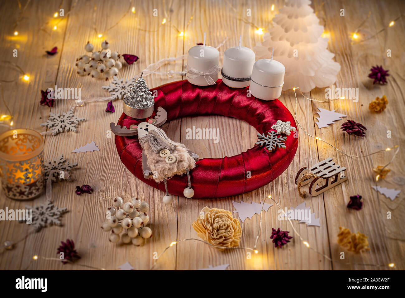Studio geschossen von einem schönen Adventskranz auf hölzernen Hintergrund Stockfoto